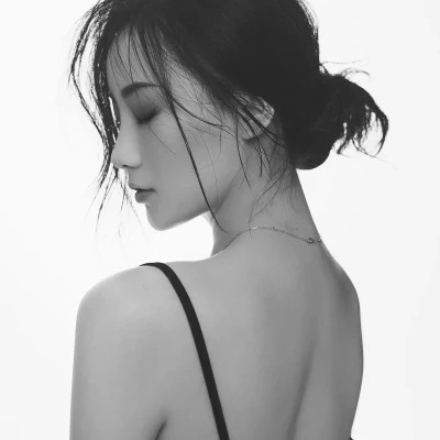 黑白美女高冷头像