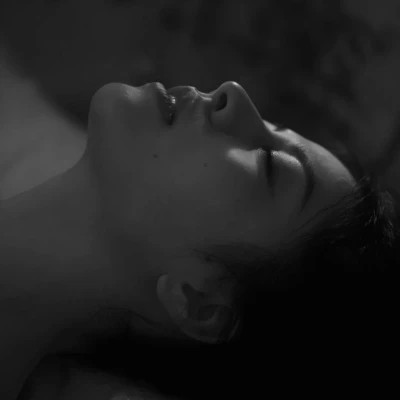 黑白美女高冷头像