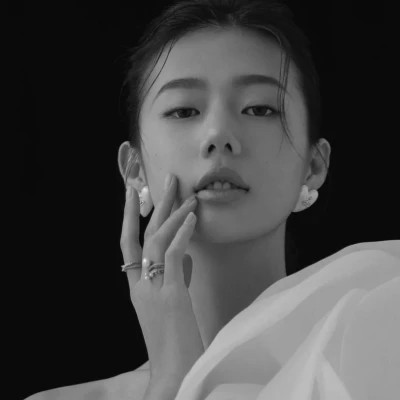 黑白美女高冷头像