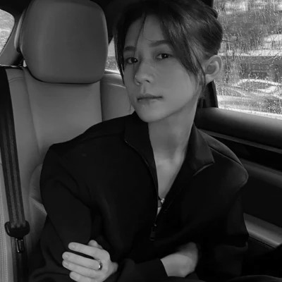 黑白美女高冷头像