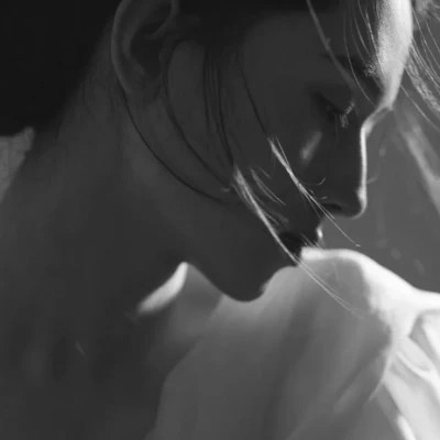 黑白美女高冷头像