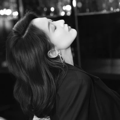 黑白美女高冷头像