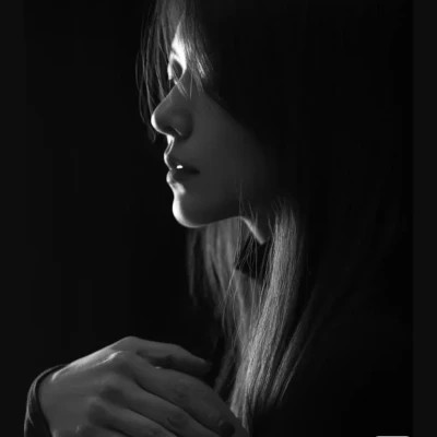 黑白美女高冷头像