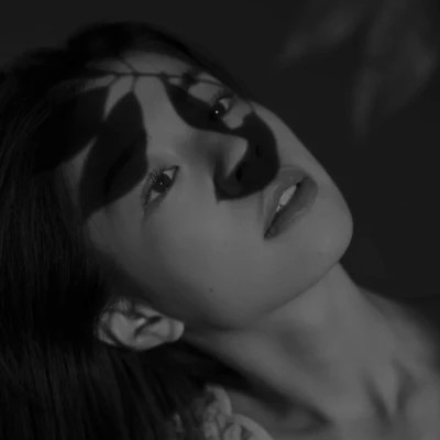 黑白美女高冷头像