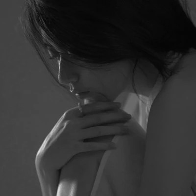 黑白美女高冷头像