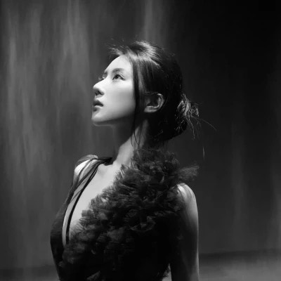黑白美女高冷头像