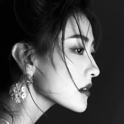 黑白美女高冷头像