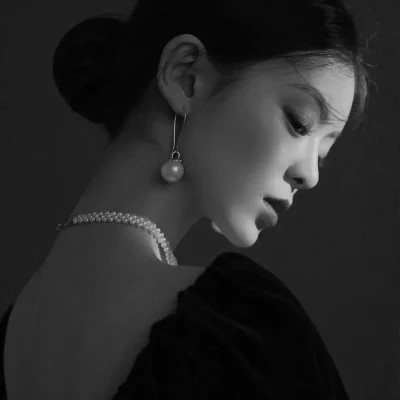 黑白美女高冷头像