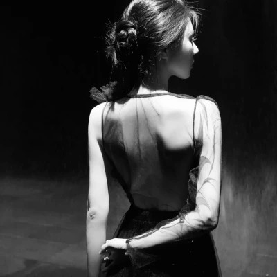 黑白美女高冷头像