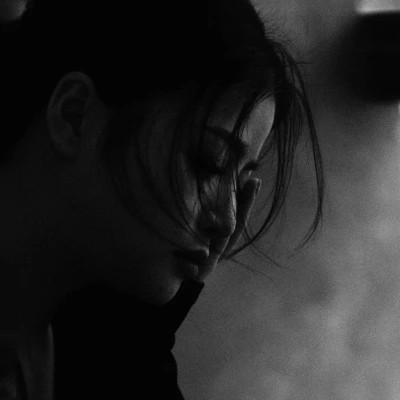黑白美女高冷头像