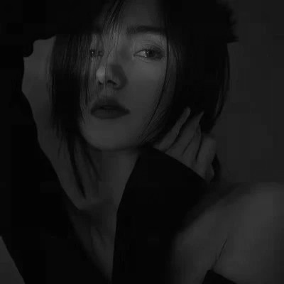 黑白美女高冷头像