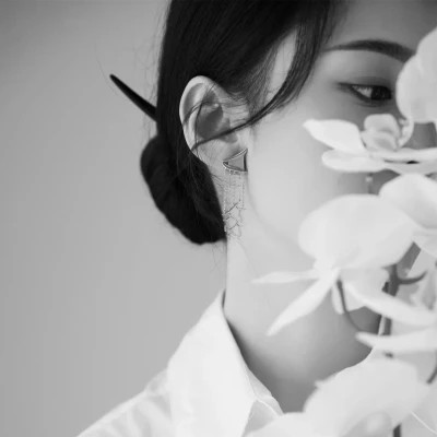 黑白美女高冷头像