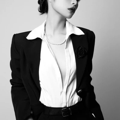 黑白美女高冷头像