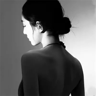 黑白美女高冷头像
