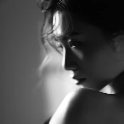 黑白美女高冷头像