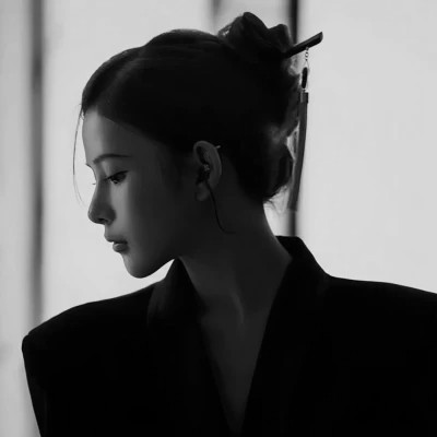 黑白美女高冷头像