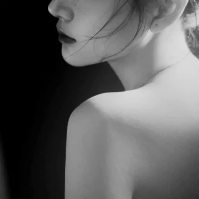 黑白美女高冷头像