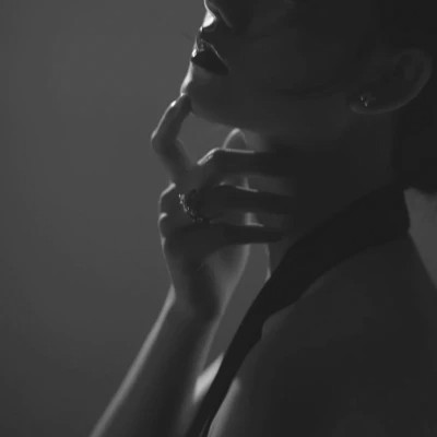 黑白美女高冷头像