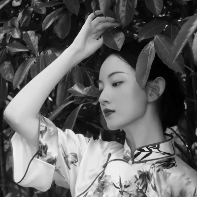 黑白美女高冷头像