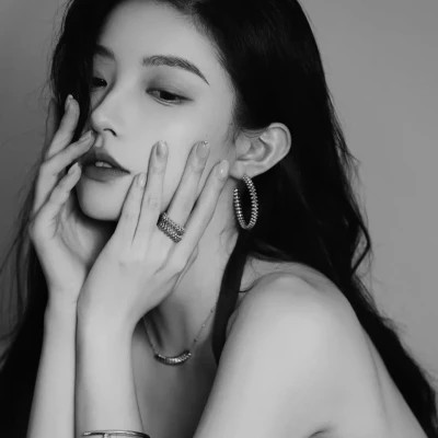 黑白女头像伤感高冷