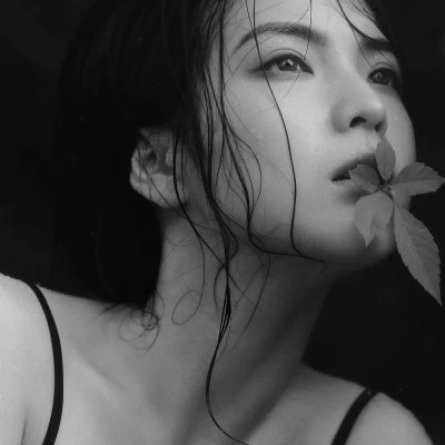 黑白女头像伤感高冷