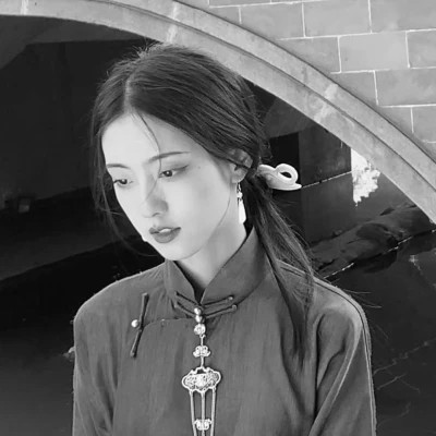 黑白女头像伤感高冷