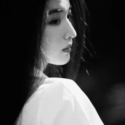 黑白女头像伤感高冷