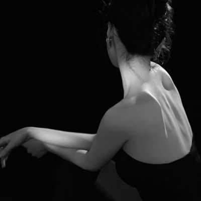 黑白系头像女高冷