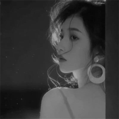 黑白高冷微信头像女