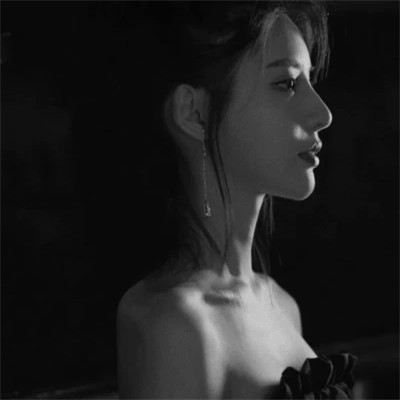 黑白高冷微信头像女