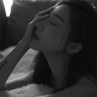 黑白高冷微信头像女