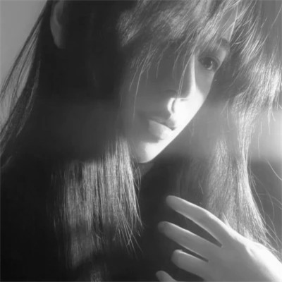 黑白高冷微信头像女