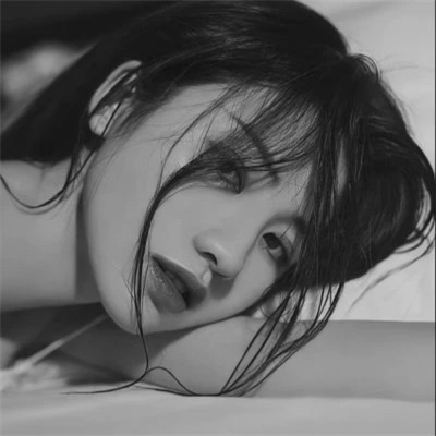 黑白高冷微信头像女