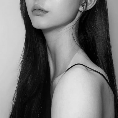 黑白高冷微信头像女