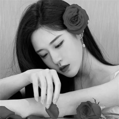 黑白高冷微信头像女