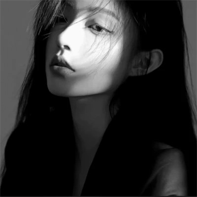 黑白高冷微信头像女