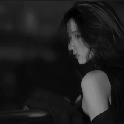 黑白高冷微信头像女