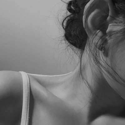 黑白高冷微信头像女