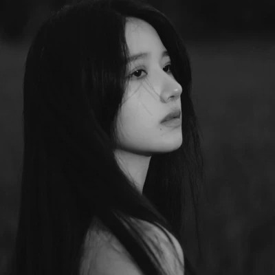 黑白高冷微信头像女
