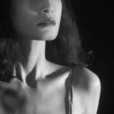 黑白高冷微信头像女