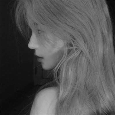 黑白高冷微信头像女