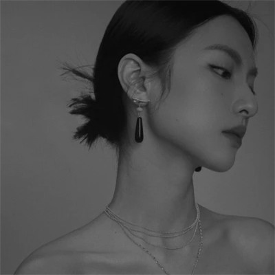 黑白高冷微信头像女