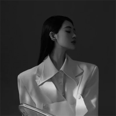 黑白高冷微信头像女