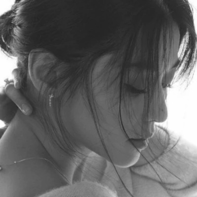 黑白高冷微信头像女