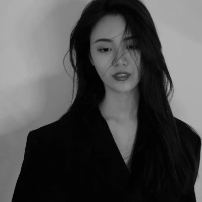 黑白高冷微信头像女