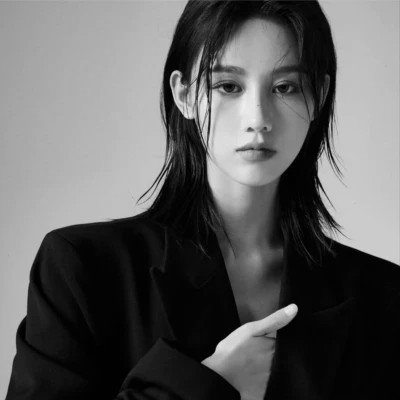 黑白高冷微信头像女