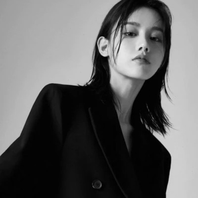 黑白高冷微信头像女