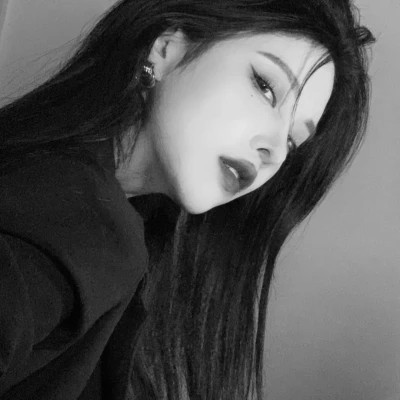 黑白高冷微信头像女