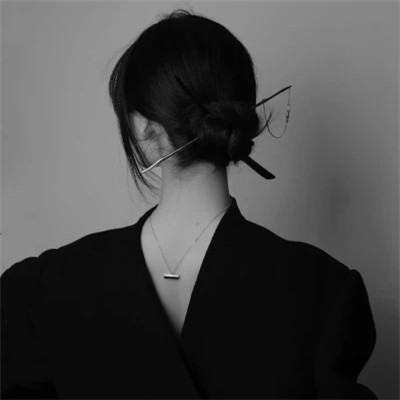 黑白高冷微信头像女