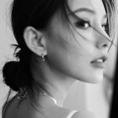 孤傲冷艳淡漠女生头像